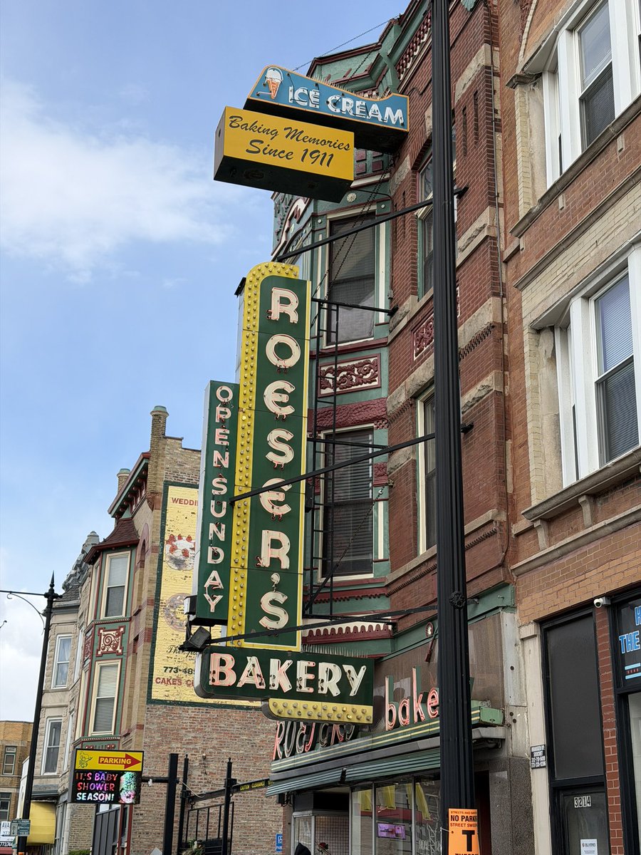 AndrewHaried's tweet photo. Loved starting the day at Roeser's Bakery with great coffee, and a scrumptious red velvet bundlette that delivered. It’s Chicago's oldest family-owned bakery and they’re still doing it right. #chicagorealtor https://t.co/3E4wzmKPr4