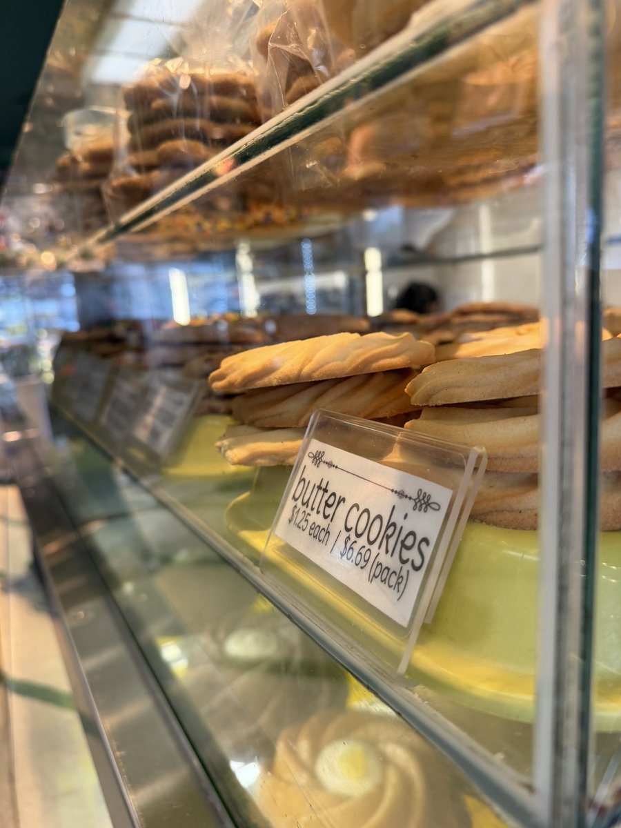 AndrewHaried's tweet photo. Loved starting the day at Roeser's Bakery with great coffee, and a scrumptious red velvet bundlette that delivered. It’s Chicago's oldest family-owned bakery and they’re still doing it right. #chicagorealtor https://t.co/3E4wzmKPr4