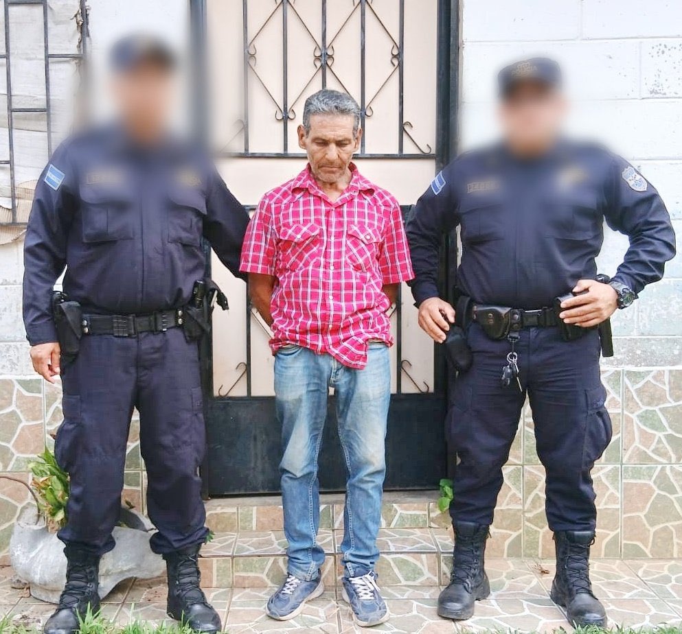 #Nacionales | Capturan a bolito violador 

Autoridades capturaron en Santa Ana a Óscar Armando Ramos, quien emborrachó al joven Franklin Gomez, de 26 años de edad y luego lo violo.