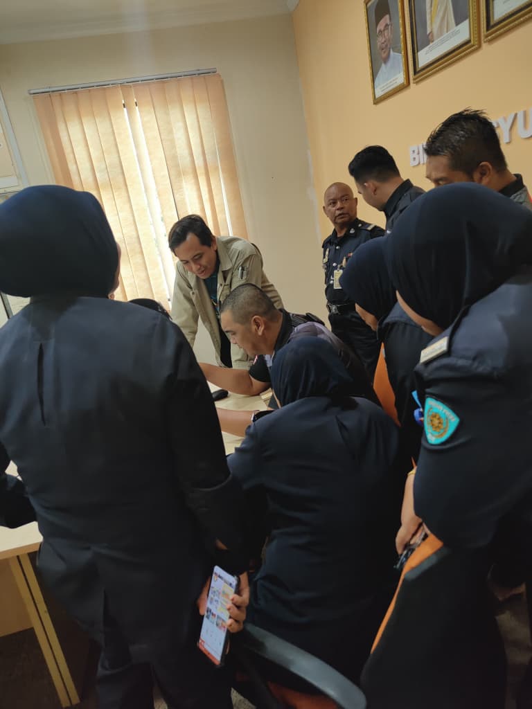 ITD_IIUM's tweet image. Our MFA Clinic Sessions are happening NOW! 🔒🛡️

With MFA rolling out for HURIS, don't leave your data at risk. Visit us for hands-on help:

📍 Gombak, Pagoh, &amp;amp; ISTAC (Ongoing!) 📅 Now until 29 April (varies by campus)
Let's secure IIUM together!
#IIUM #MFA #CyberSecurity #ITD