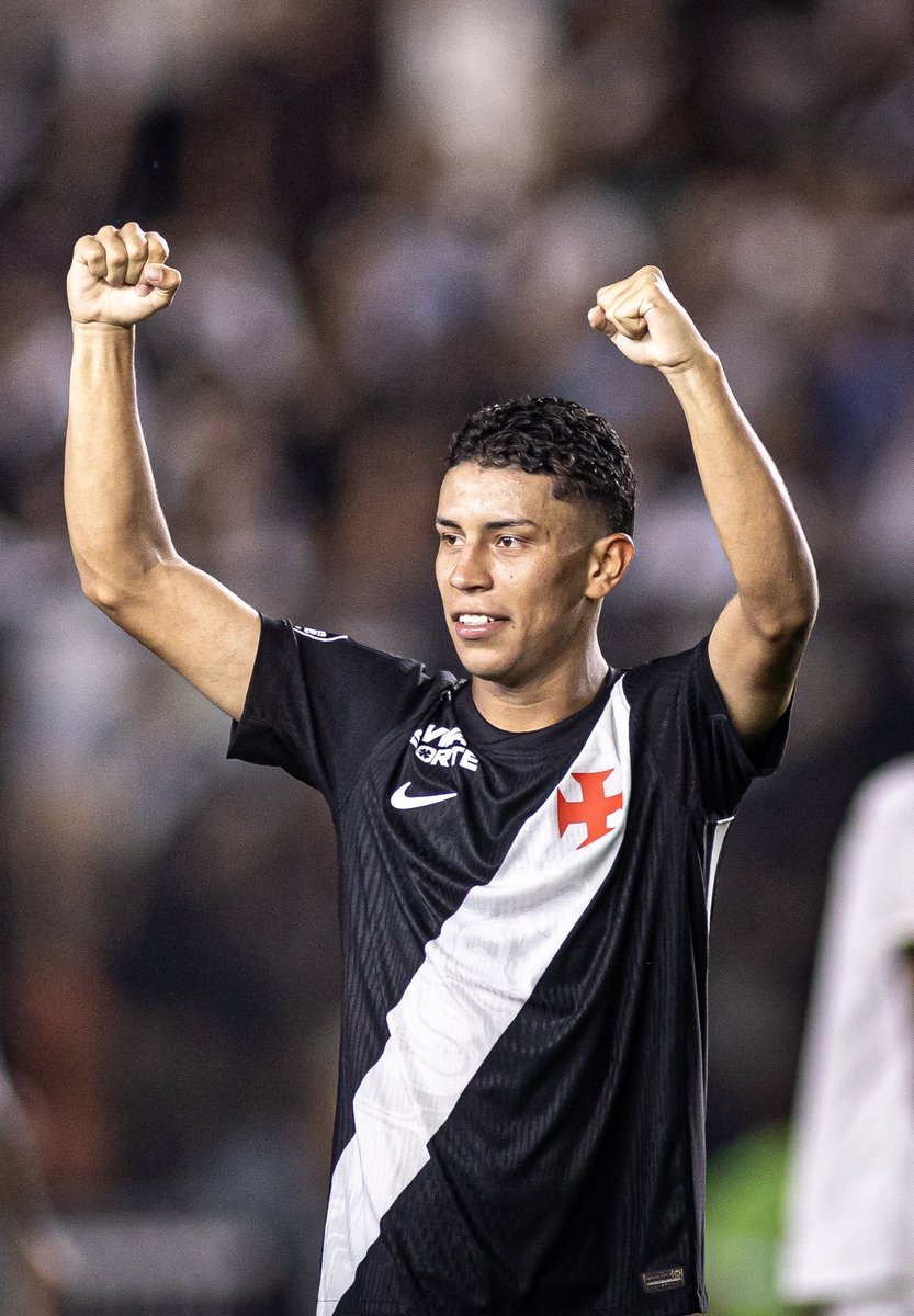 Rojas foi fundamental na construção dos dois gols do Vasco.

No primeiro, cobrou o lateral rápido e deu origem à jogada.

No segundo, um passe fabuloso na cabeça do Spinelli para marcar o gol da vitória.

Que continue melhorando, vai ajudar muito na sequência da temporada.