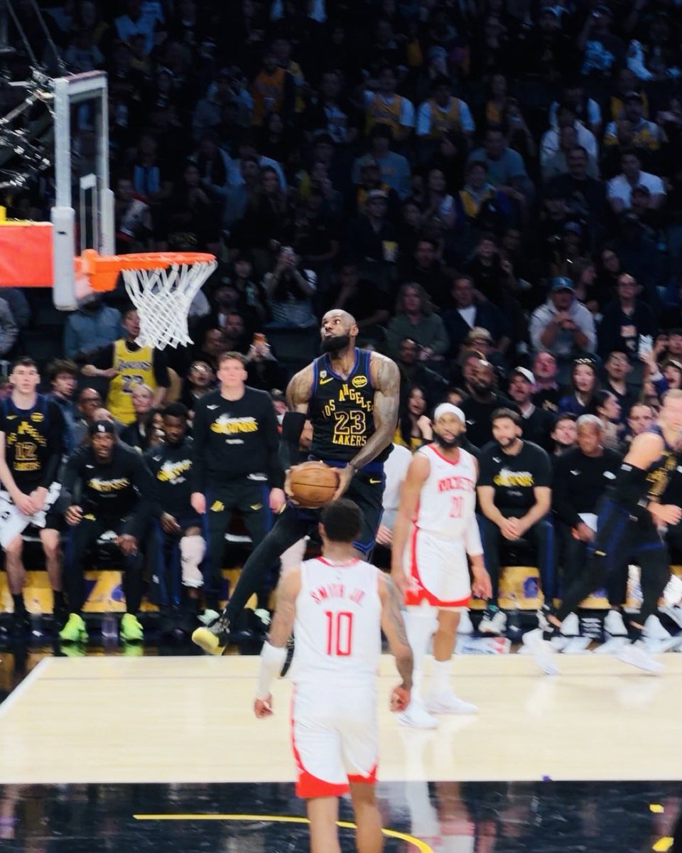 LakeShowYo tweet media