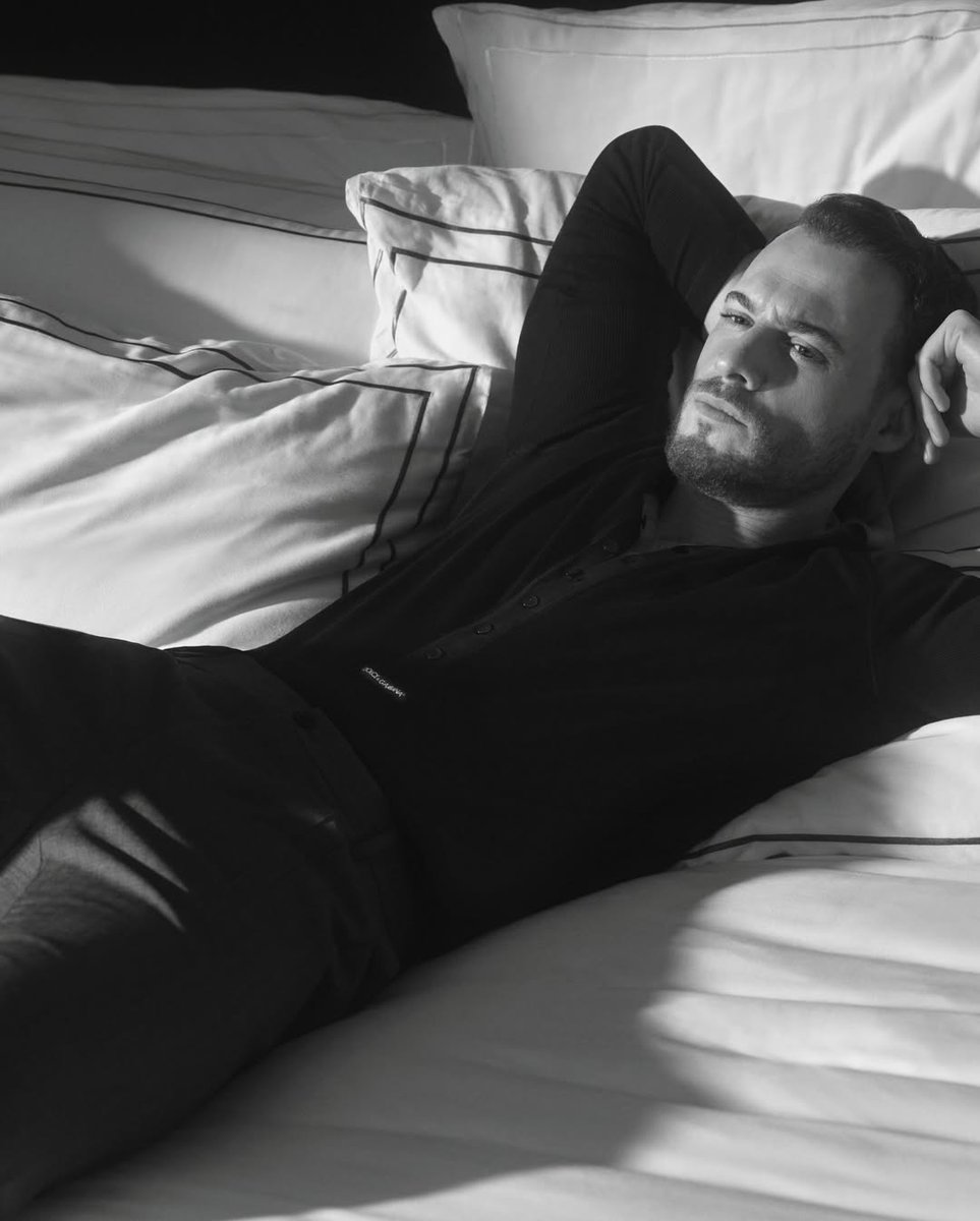 BD🔆
Habría que estudiar desde diferentes ámbitos el fenómeno #KeremBürsin en redes sociales. Sabemos que no es muy fan de ellas, pero cuando aparece todo se colapsa. También ayuda el trabajo de calidad y bien hecho: puro ARTE.
 Hablamos de una "Bürsin Revolution" en toda regla