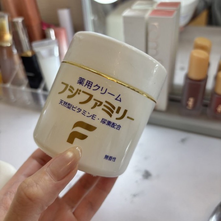cnn__022's tweet photo. 豊胸後の傷跡ケア、フジファミリークリームを毎日2回塗ってたらまっじでほぼ消えたwww
友達と同じ手術を受けたのに1年後の傷跡の残り方が全然違ったのが、アフターケアの差だけだったの‼️
・尿素入りで角質ケアもできる
・大容量でコスパ最強
・半年以上持つ
地味だけどここをさぼるかどうかで1年後が全然変わる
これから豊胸控えてる人は保湿してね🥲