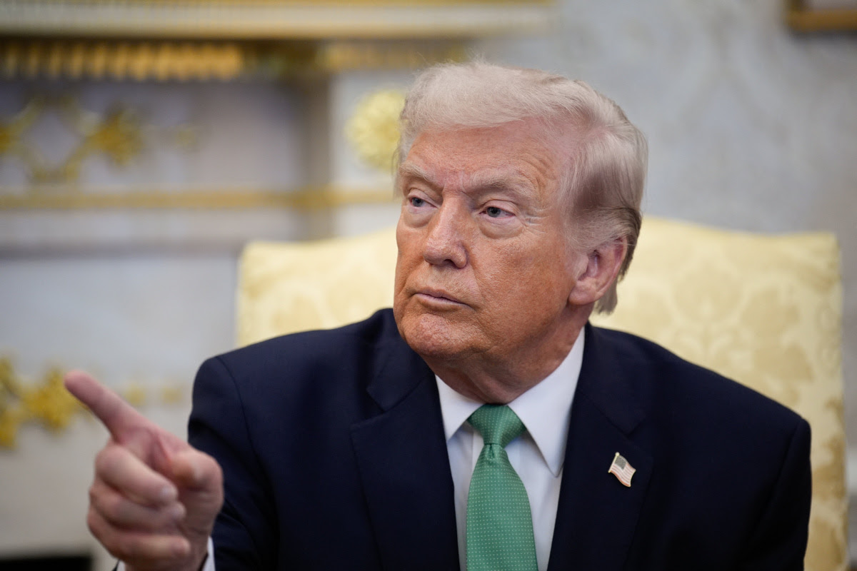 StanleyEpstein's tweet image. #NEWS_UPDATE #BREAKING_NEWS #UPS and #FedEx seek refunds after #SupremeCourt rules tariffs unconstitutional. #Trump warns he'll "remember" firms like #Apple that don't file. Total costs may hit $166bn. #Economy