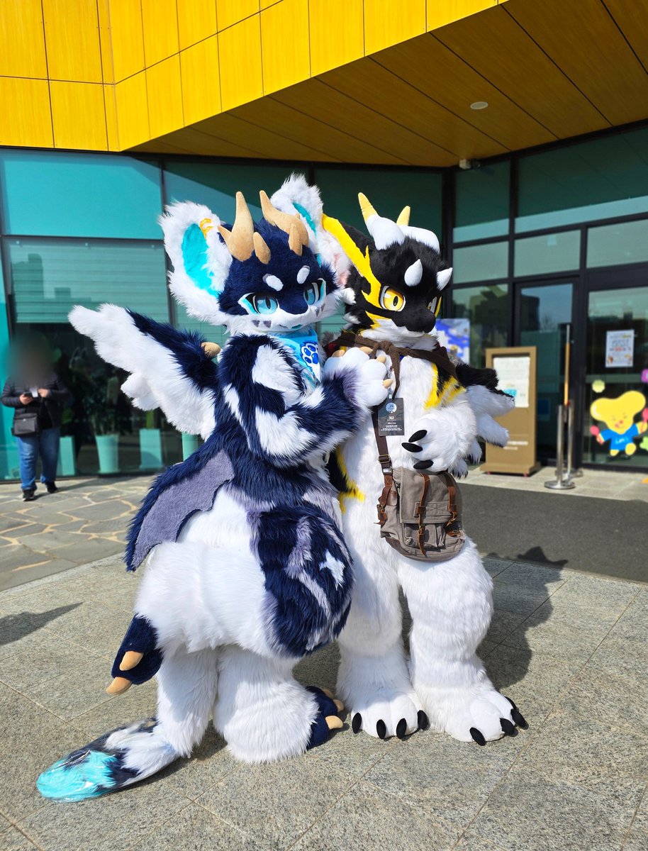 선배를 만난 기쁨에 발이 들썩였어!!
#FursuitEveryday

🖤:<a href="/skyse0696/">쓰까/Arsha🔜UTFG</a> 
📸:<a href="/Frotais/">Frotais</a>