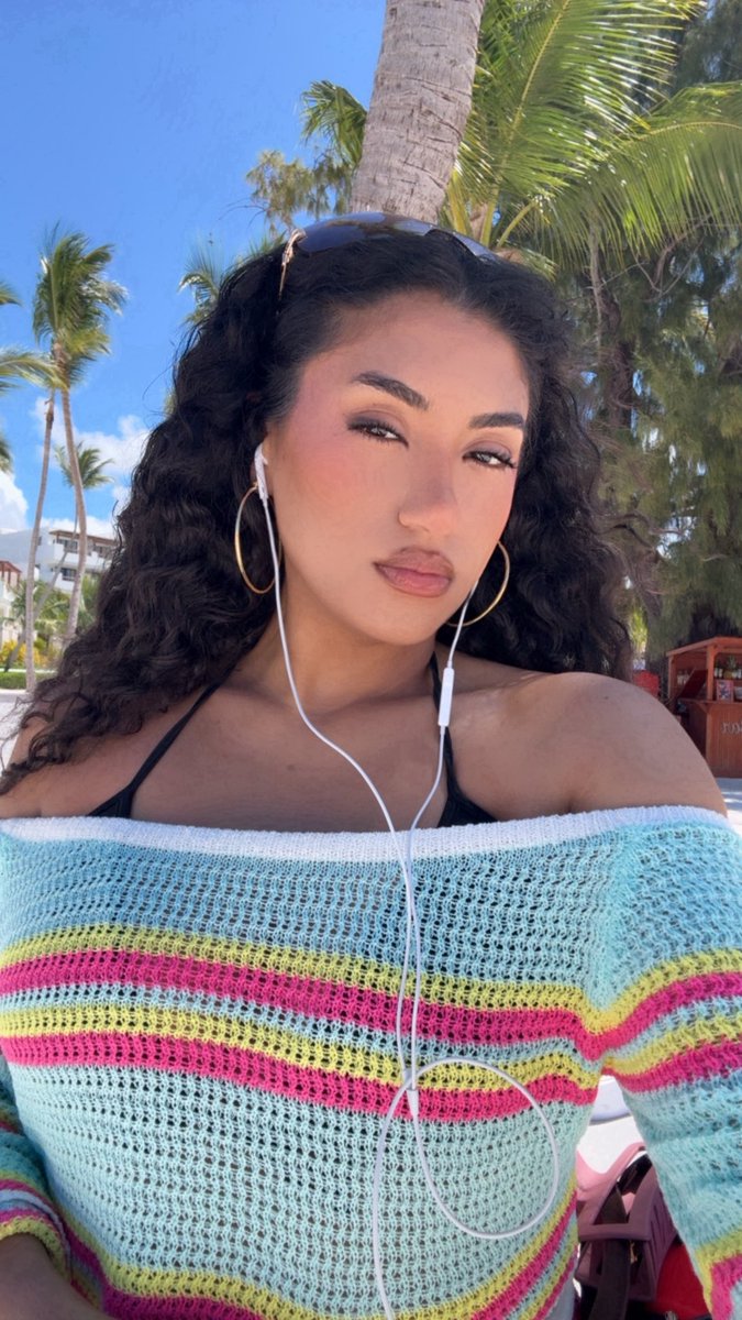 IAMTAMIAJ's tweet photo. Caribbean girl https://t.co/J7LzTrrMuA