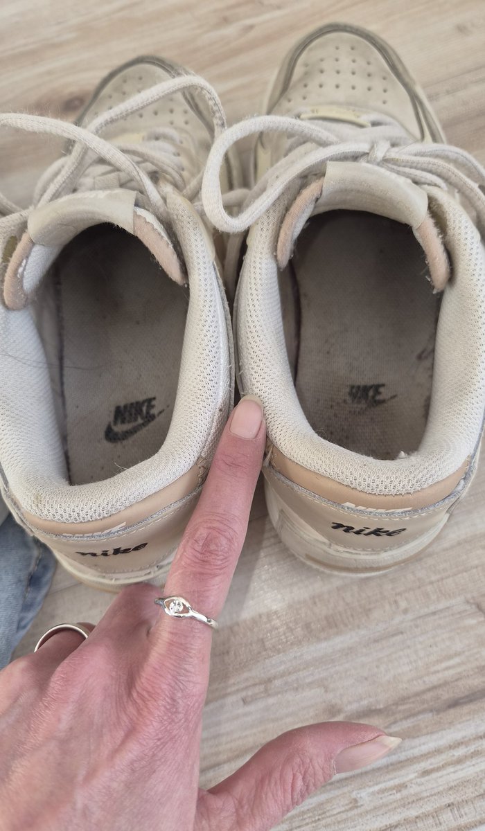 Ladysophia87's tweet image. Guten Morgen 👑
Wer will hier mal sein 🐷👃🐷 reinhalten?

#smellyshoes #sneakers #usedsneakers #findOm #queen