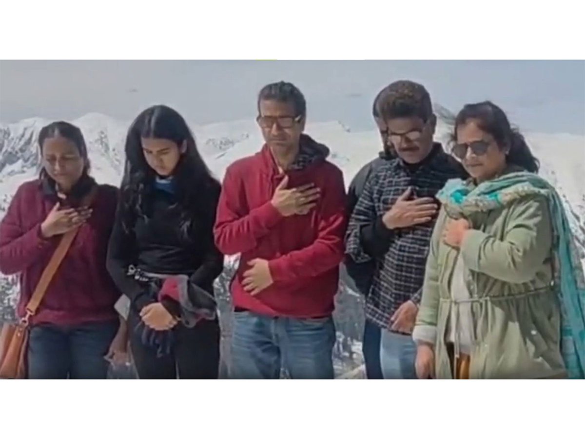 ani_digital's tweet image. "Wounds will remain for long, no power can divide Kashmir," say tourists after paying tribute to victims on Pahalgam attack anniversary

Read @ANI Story | aninews.in/news/national/… 

#tourists #Pahalgamattack #Kashmir