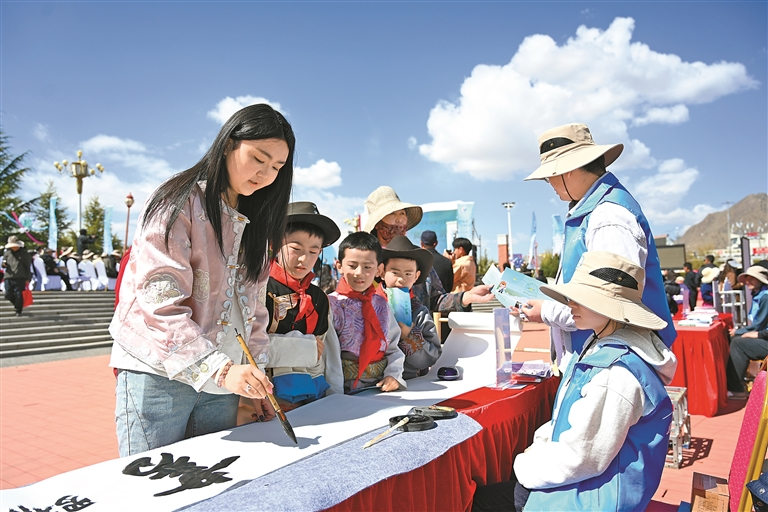 TibetNews11's tweet image. La lettura arricchisce la vita sul Monte #Everest.