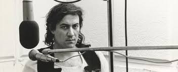 progrockpills's tweet photo. Demetrio Stratos

Il 22 aprile del 1945 nasceva ad Alessandria d’Egitto Demetrio Stratos, al secolo Efstràtios Dimitrìou, cantante di capacità tecniche vocali illimitate. 
Vive per tredici anni ad Alessandria dove studia fisarmonica e pianoforte (peraltro riferirà che all’epoca non sopportava la musica classica), assimilando gioco-forza sonorità arabe e mediterranee. 
Arriva in Italia nei primissimi anni sessanta che sa già suonare le tastiere e dal 1963 si impiega in attività di turnista. 
Nel 1966 con lo pseudonimo di The Clockwork Oranges pubblica il 45 giri Ready Steady/After Tonight. Il 45 giri a lungo è stato attribuito ai Pooh per il fatto che la copertina del disco porta una foto della prima formazione della band che tuttavia non l’ha mai inserito nella propria discografia. In realtà la voce di quel singolo è di Stratos che era uno dei musicisti turnisti della Vedette Records, nei cui studi suonava il pianoforte e l'organo. I due brani erano stati incisi dall’Equipe 84 che stava però lasciando la Vedette che decide di far incidere nuove parti vocali a Stratos. Stratos viene mandato nella capitale britannica ad incidere i due brani con Giorgio Giuliano, cantante del gruppo in cui a quei tempi Stratos militava. Demetrio venne scelto anche perché, essendo di origine greca ed avendo studiato alla British School, conosceva molto bene la lingua inglese. Ad ogni modo nel 1966 entra ne I Ribelli che si erano sganciati dall’orbita del Clan di Celentano con i quali resta fino al 1970 incidendo un unico lp e vari singoli tra cui la celebre Pugni Chiusi. 
Nel 1972 è tra i fondatori degli Area una delle più grandi band italiane degli anni settanta che aveva nella voce incredibile di Stratos uno dei suoi marchi di fabbrica. Nel 1978 lascia gli Area per dedicarsi a tempo pieno alla ricerca vocale (sarà in contatto con John Cage a cui si era interessato sin dal 1974). 
Tiene il suo ultimo concerto il 30 marzo 1979,; colpito da anemia aplastica scompare troppo presto il 13 giugno del 1979, il giorno prima del concerto organizzato per raccogliere fondi a suo favore. 
E’ stato un vocalista stupefacente che ha fatto della voce uno strumento, oggetto di studio e sperimentazione soprattutto nei suoi dischi da solista, arrivando a collaborare con con il Centro Studi per le ricerche di Fonetica del CNR di Padova.
#DemetrioStratos #RockandOthers #Progrockpills  #Musicalmind
