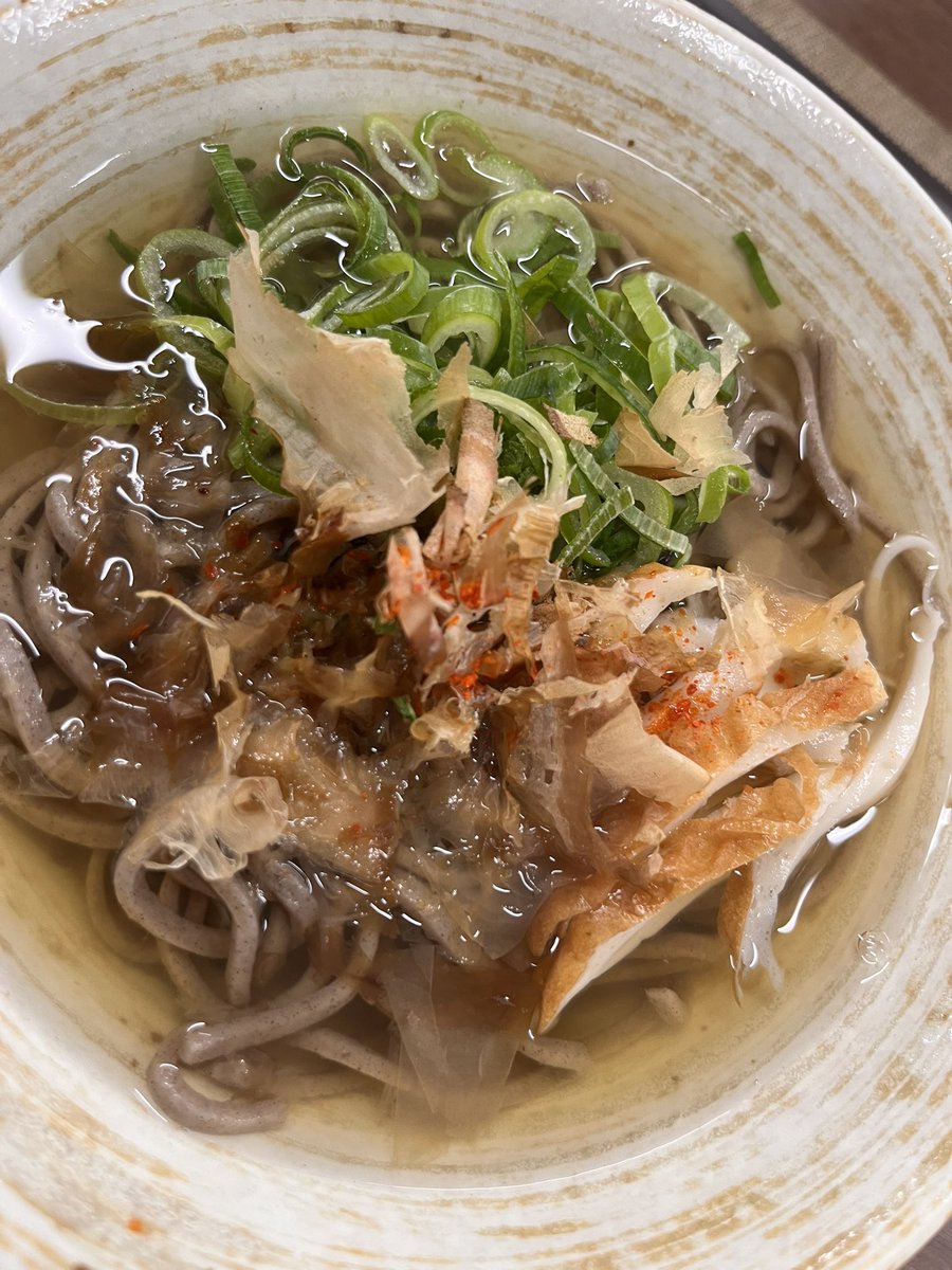 takeit_oa's tweet photo. 今日のお昼は日本そば！
300円で食べれて胃にも財布にも優しい😊 https://t.co/KE04ffQHJ4
