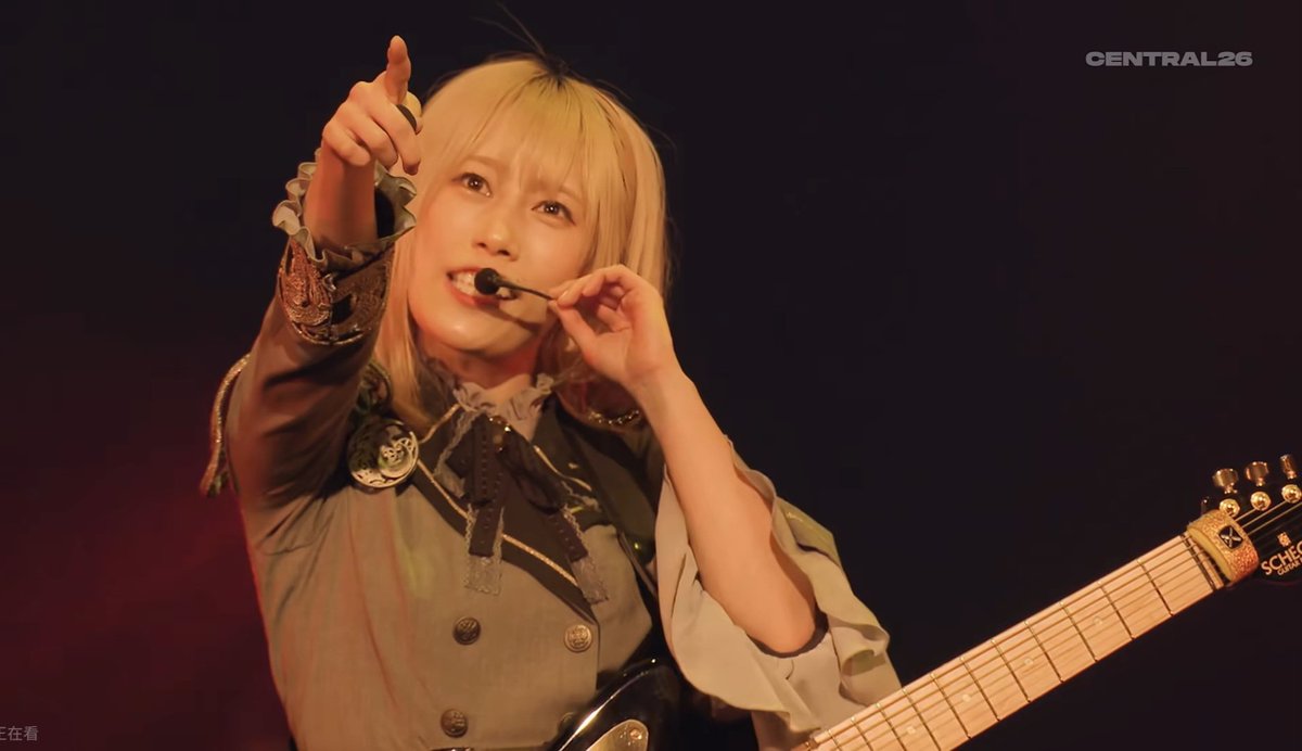 ea_tempest's tweet photo. Central LabでのAve Mujicaのライブを見て、ドロリスにすっかり心奪われました。歌、ギター、表情、全てが最高で、あの表現力を好きにならないはずがない🥹
素晴らしいステージを見せてくれたりこちに感謝です。特にかっこいいと思った瞬間を頑張ってスクショしました✨ 
#AveMujica
#りこのトリコ https://t.co/NPNRGN5QL3