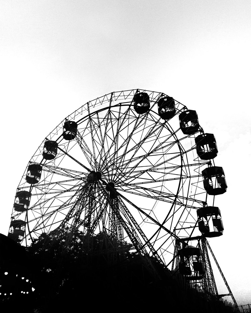 kriztoferbnw's tweet image. A #giant #wheel in #monochrome .

#Photos #pic #blackandwhitephoto #weekendlive