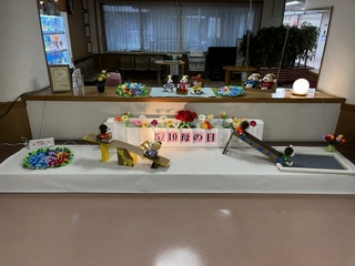 senyoukai's tweet photo. 【エントランス装飾】
第二光陽苑のエントランスの装飾です
受付スタッフが季節ごとにあった装飾を考え作成してくれています😊
いつも可愛い装飾楽しみです☆彡

ちなみにモデルは、東社協のマスコットキャラクターのアクティブル君です

#泉陽会 #第二光陽苑 #アクティブルくん #介護職員 #介護の仕事 https://t.co/swdrYiQ2pE