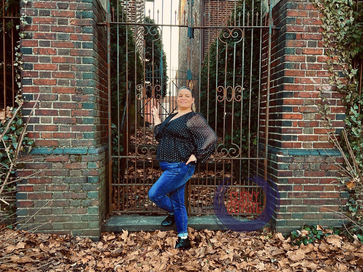 CurvyCoyote1's tweet photo. Out &amp; around on a cool day in the neighborhood.
Any guesses where? https://t.co/y3ttSi3U85