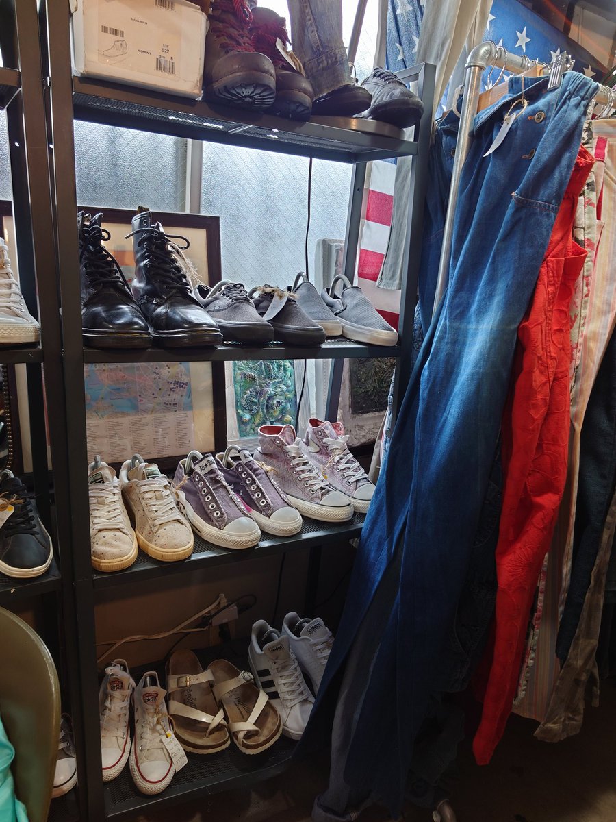 IMPERIALオープンしております。

靴類もたくさんございます👟。
メンズ、レディース、革靴色々とUS物が盛りだくさん。
全てメンテナンス済みです。

店主がスタッフです。よろしくお願いします！