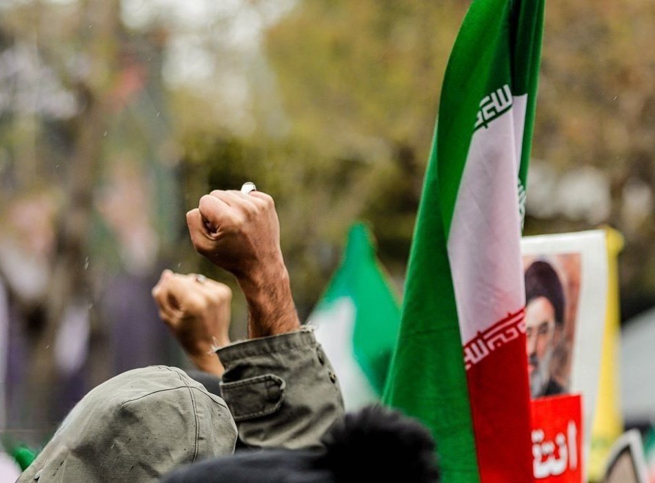ما وارثان همت و باکری و سلیمانی هستیم. سبز می‌پوشیم تا ایران سرخ نشود؛ ایستاده‌ایم تا قامت این ملت خم نشود.
#پاسدار_ایران