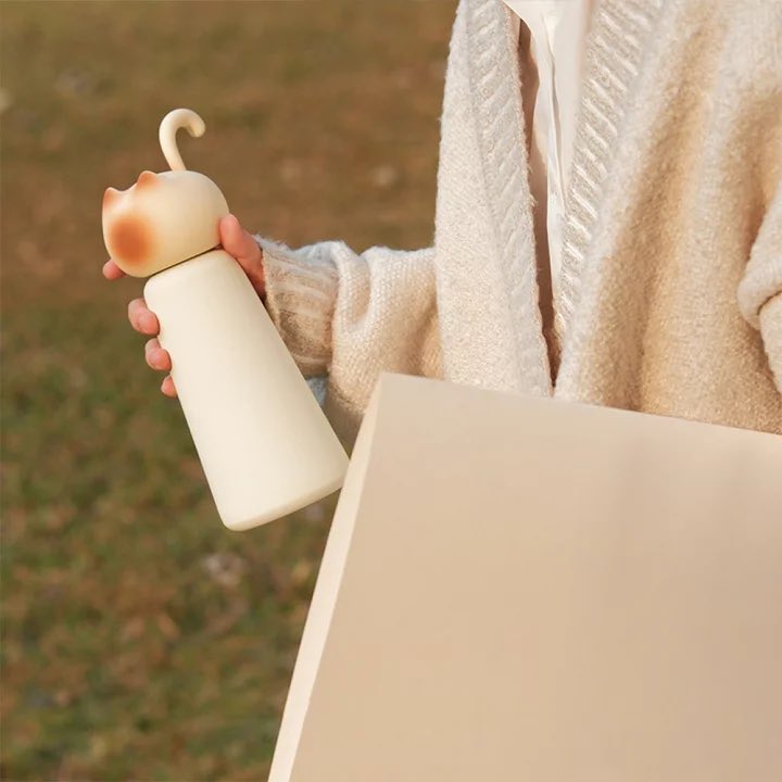 ちょこんと猫が乗ってる水筒が可愛すぎる…