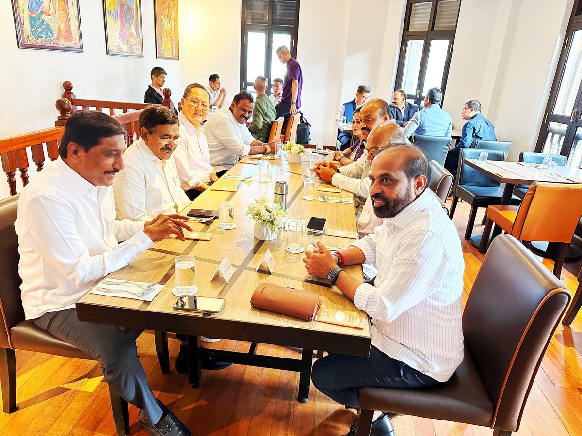 satyakumar_y's tweet photo. సింగపూర్ పర్యటనలో భాగంగా లిటిల్ ఇండియాలోని నలన్ ప్రాంతాన్ని సహచర మంత్రులతో కలిసి సందర్శించాను. సింగపూర్ హోం వ్యవహారాలు, జాతీయ భద్రతా సమన్వయ శాఖ మంత్రి శ్రీ కే.షణ్ముగం గారితో కలిసి బ్రేక్‌ఫాస్ట్ మీటింగ్‌లో పాల్గొన్నాము. ఇరు దేశాల మధ్య ఉన్న సంబంధాలు, పరిపాలనా అంశాలు, ఇతర కీలక విషయాలపై చర్చించాము.
#SingaporeVisit #KShanmugam #LittleIndia #Governance #AndhraPradesh @BJP4Andhra