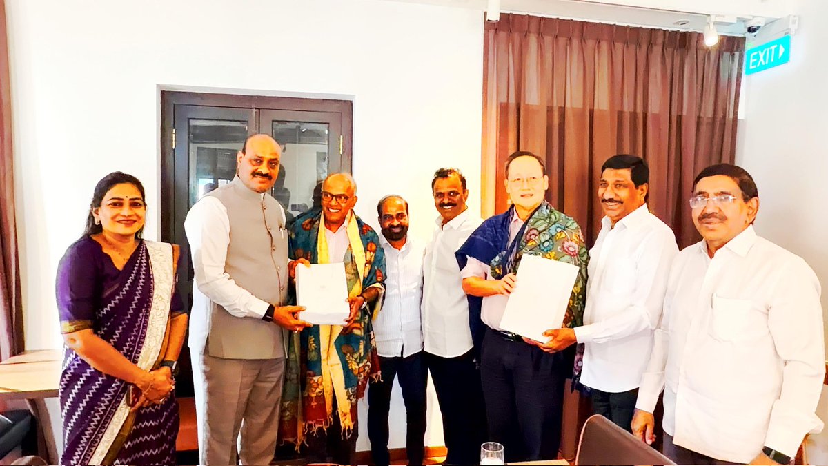 satyakumar_y's tweet photo. సింగపూర్ పర్యటనలో భాగంగా లిటిల్ ఇండియాలోని నలన్ ప్రాంతాన్ని సహచర మంత్రులతో కలిసి సందర్శించాను. సింగపూర్ హోం వ్యవహారాలు, జాతీయ భద్రతా సమన్వయ శాఖ మంత్రి శ్రీ కే.షణ్ముగం గారితో కలిసి బ్రేక్‌ఫాస్ట్ మీటింగ్‌లో పాల్గొన్నాము. ఇరు దేశాల మధ్య ఉన్న సంబంధాలు, పరిపాలనా అంశాలు, ఇతర కీలక విషయాలపై చర్చించాము.
#SingaporeVisit #KShanmugam #LittleIndia #Governance #AndhraPradesh @BJP4Andhra