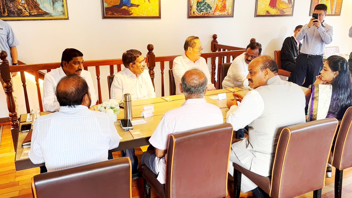 సింగపూర్ పర్యటనలో భాగంగా లిటిల్ ఇండియాలోని నలన్ ప్రాంతాన్ని సహచర మంత్రులతో కలిసి సందర్శించాను. సింగపూర్ హోం వ్యవహారాలు, జాతీయ భద్రతా సమన్వయ శాఖ మంత్రి శ్రీ కే.షణ్ముగం గారితో కలిసి బ్రేక్‌ఫాస్ట్ మీటింగ్‌లో పాల్గొన్నాము. ఇరు దేశాల మధ్య ఉన్న సంబంధాలు, పరిపాలనా అంశాలు, ఇతర కీలక