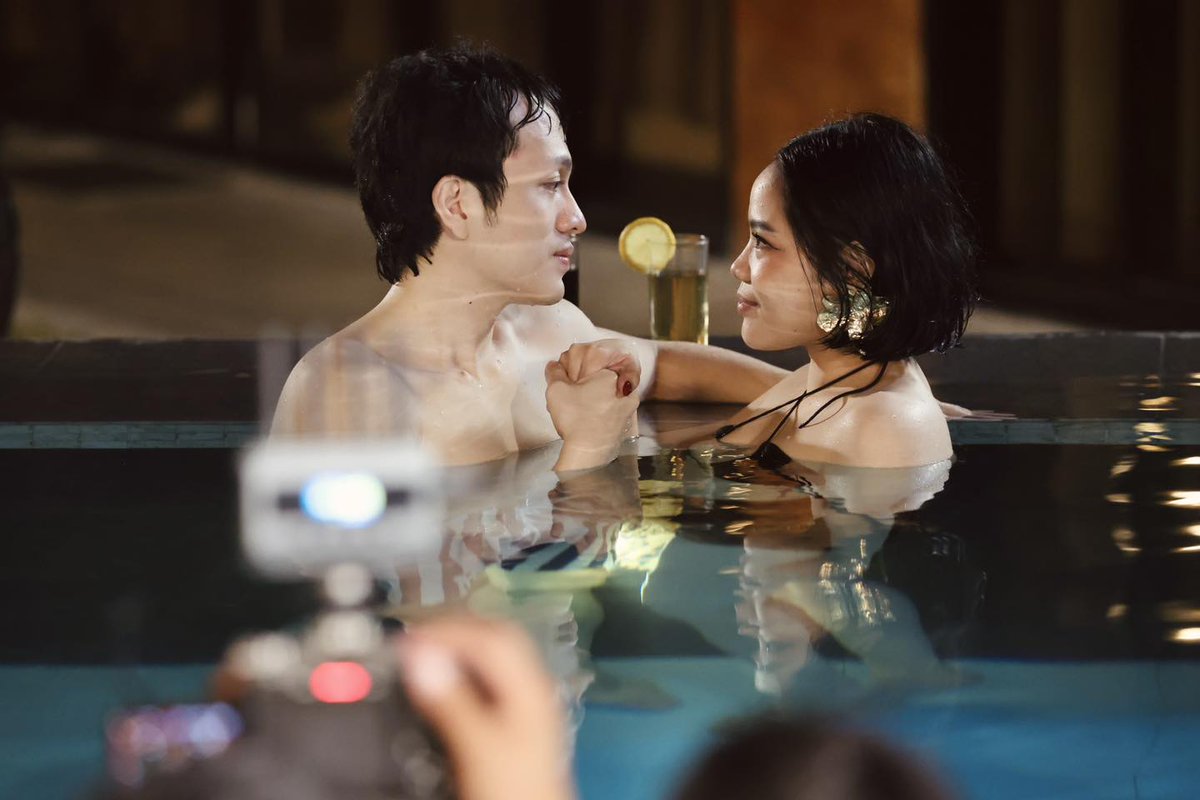 PilipinasToday_'s tweet image. CONGRESSMAN NA, ARTISTA PA!

Ibinahagi ni Cavite 4th District Rep. Kiko Barzaga sa kanyang Facebook post nitong Martes, Abril 21 ang ilang behind-the-scenes mula sa isang music video na ginanap sa isang resort sa Pansol, Laguna.

📷: Kiko Barzaga/Facebook

#PilipinasToday