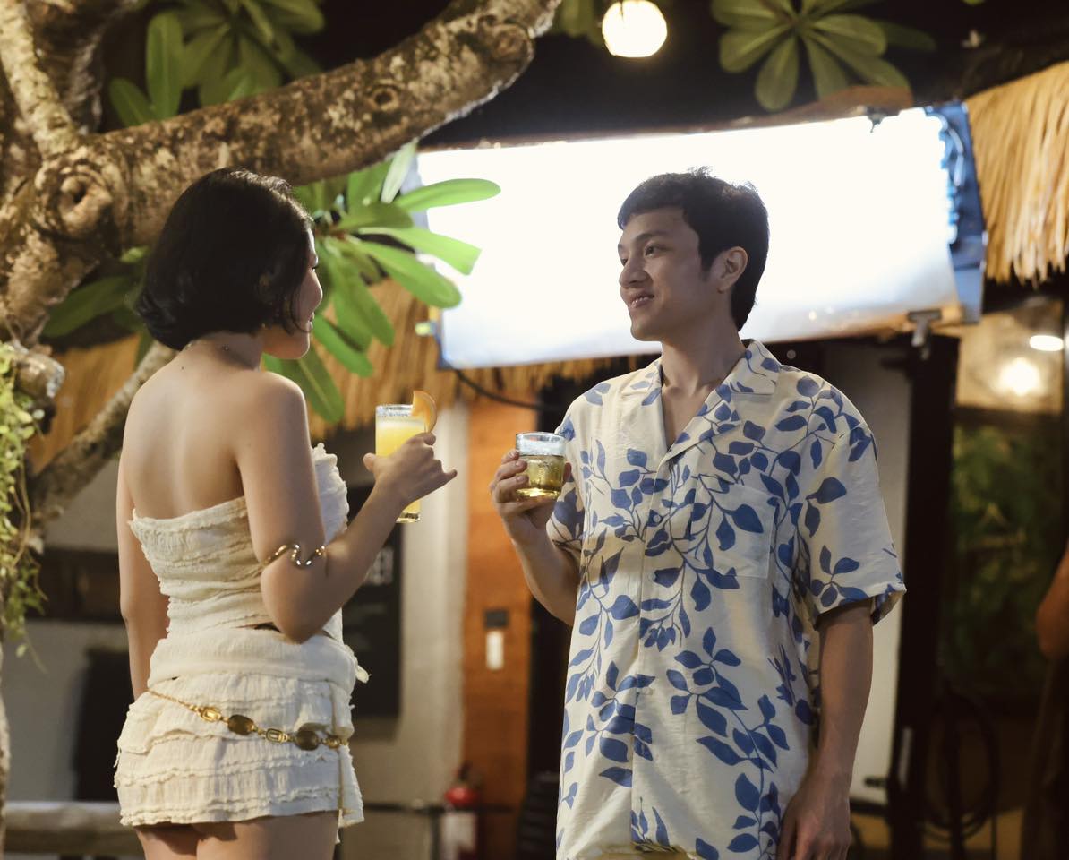 PilipinasToday_'s tweet image. CONGRESSMAN NA, ARTISTA PA!

Ibinahagi ni Cavite 4th District Rep. Kiko Barzaga sa kanyang Facebook post nitong Martes, Abril 21 ang ilang behind-the-scenes mula sa isang music video na ginanap sa isang resort sa Pansol, Laguna.

📷: Kiko Barzaga/Facebook

#PilipinasToday