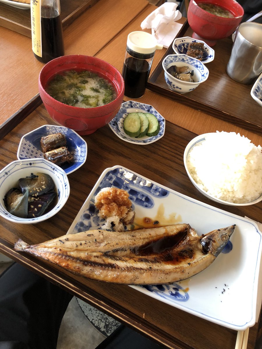 aoipome's tweet image. 仕事できてますが一旦お昼絡めて散策。
松坂牛まん🐮580円
なかなかのお値段ですがほろほろ甘辛お肉で美味しかった😋
ランチは秋刀魚定食🐟
お腹いっぱいで眠いな…
#VISON