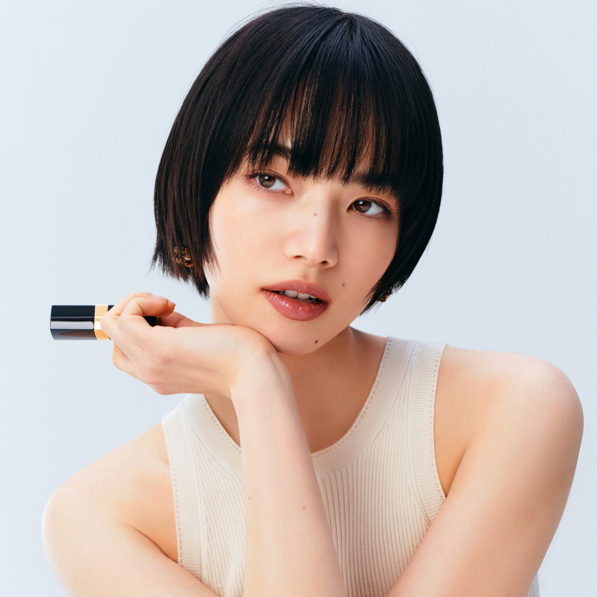 CHANEL_JP's tweet photo. 自由で気まま、新しいルージュ ココ。

どこまでも自由な #小松菜奈。彼女がまとう3色の新しいルージュ ココ。

いつでも味方でいてくれる、万能で魅力に満ちたパートナー。気分に合わせて選べるサテン仕上がりのセミトーン シェードがそろいます。

#RougeCoco