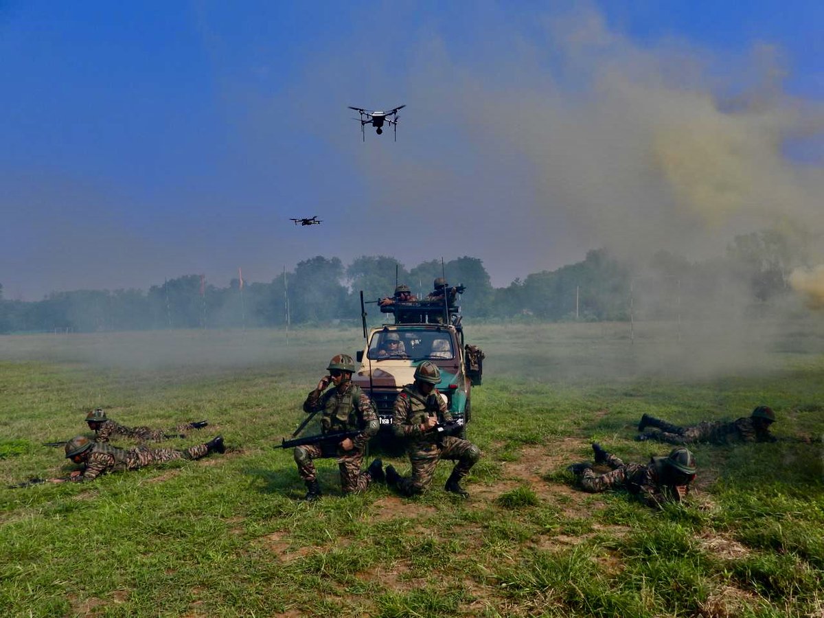 JunailAbdul's tweet image. General Officer Commanding-in-Chief, #SouthernCommand visited #Sagar Military Station and reviewed the operational readiness of #ShahbazDivision and tech-enabled training initiatives for #Agniveers at the MAHAR Regimental Centre (MRC).