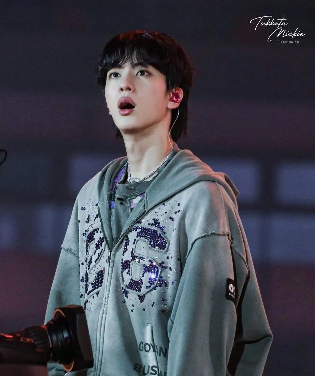 so240bhs's tweet photo. @moonkore_jin @BTS_twt 너무 이쁘다.
저 순간 공기까지 멈춘 것 같아요.
#Jin #방탄소년단진 https://t.co/i6DuTGQ3Wd