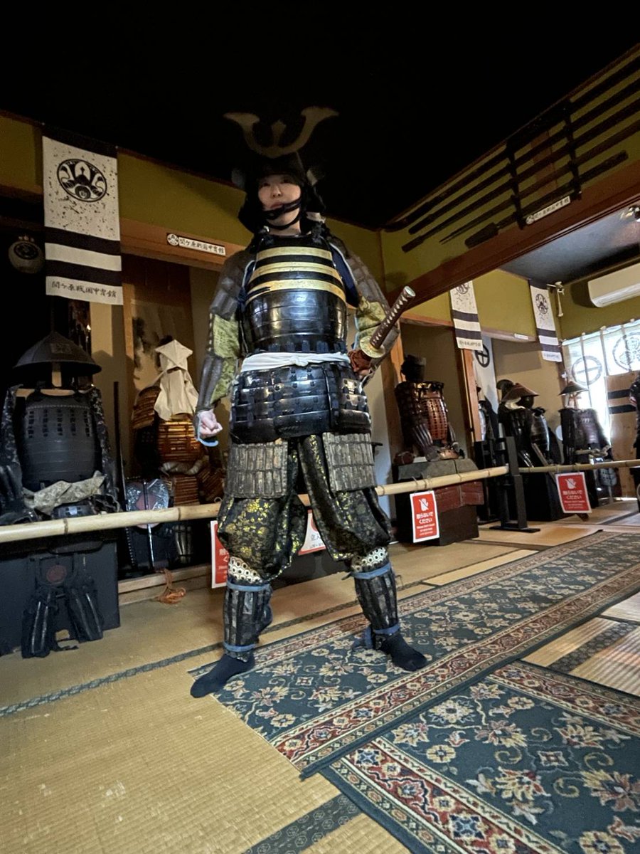 本日は藤堂高虎がお気に入り武将の女性が当館の本物甲冑体験🎶 初甲冑