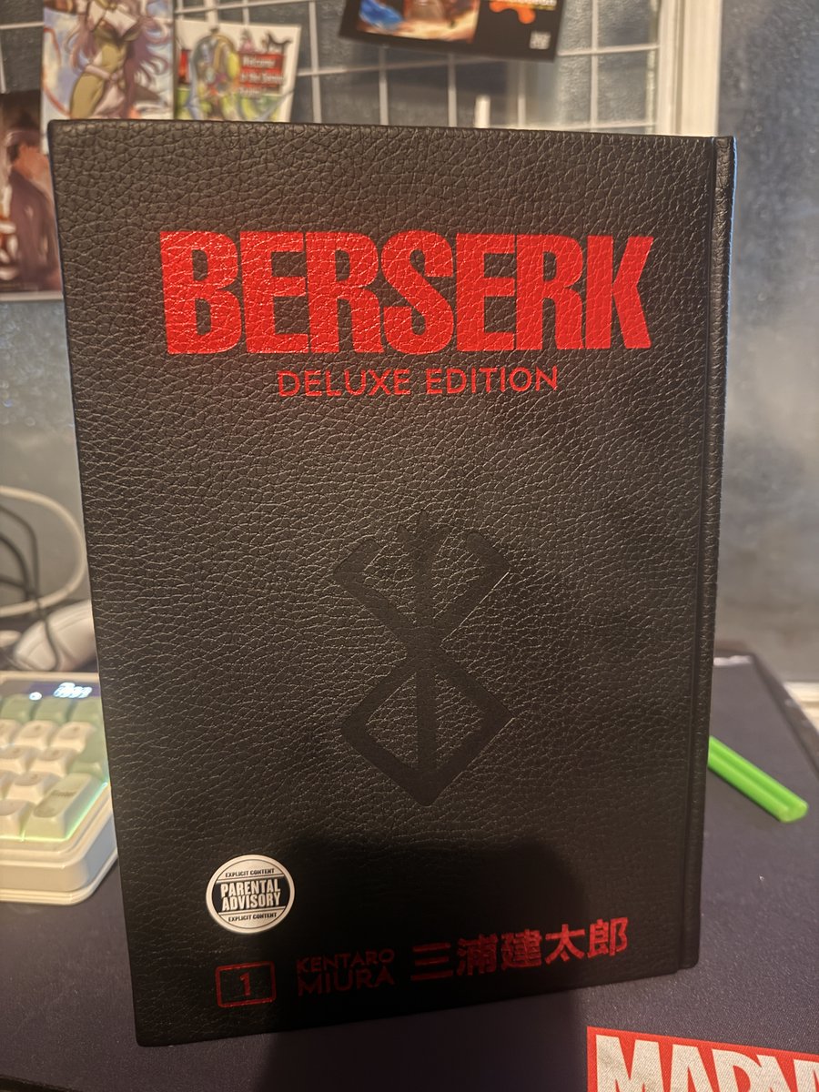 brol1996's tweet photo. @albdokm_ @anegorian @andipyon exacto, haz cuenta que yo estuve ahorrando un par de meses para comprar aunque sea el tomo 1 en version delux del berserk que esta rondando los 100 dolares, pero la pasta las hojas mas gruesas, hasta el olor del manga cambia, una experiencia que no se compara con lo digital https://t.co/e3YGI3odn2