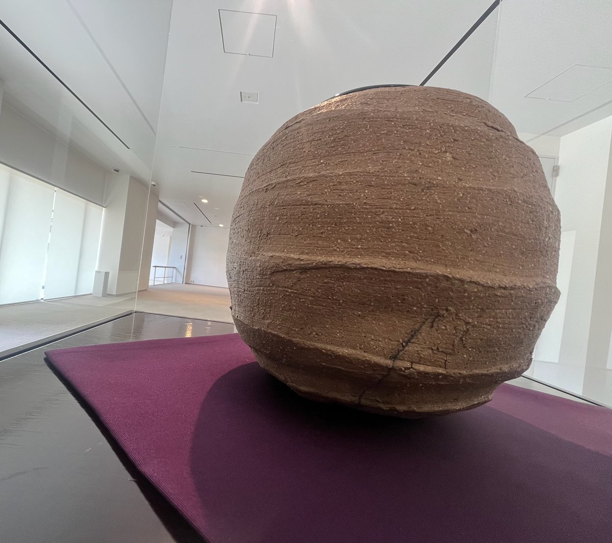 KitanoMuseum's tweet photo. 【職員当番日記】 「わからないこと」みんなで問答！展では、来館者の素朴な疑問を集めています。「なぜこんなにゴツゴツしているのか」という疑問がでた本阿弥空中の「芋頭水指」。芋頭とは里芋の親芋のこと。（親芋の周りに小芋ができる。私たちが普段食べるのは小芋）
 続く↓ https://t.co/0jfyxWh8Cb
