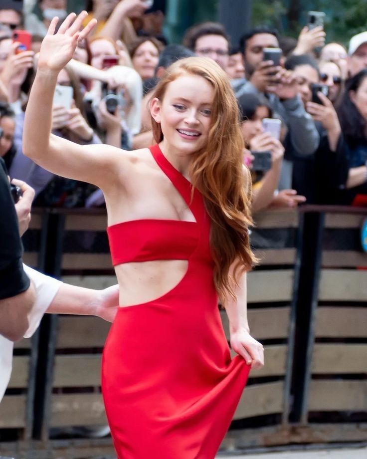 sadiesarchive_'s tweet photo. Sadie sink is an icon now https://t.co/1SiK88OQaw