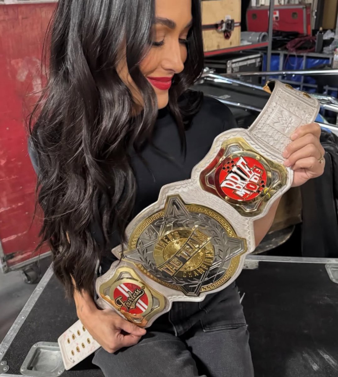 WrestlingWCC's tweet photo. Brie Bella’s side plates insides one for herself and one for Nikki Bella 🏆 https://t.co/U6xPXJSQHG
