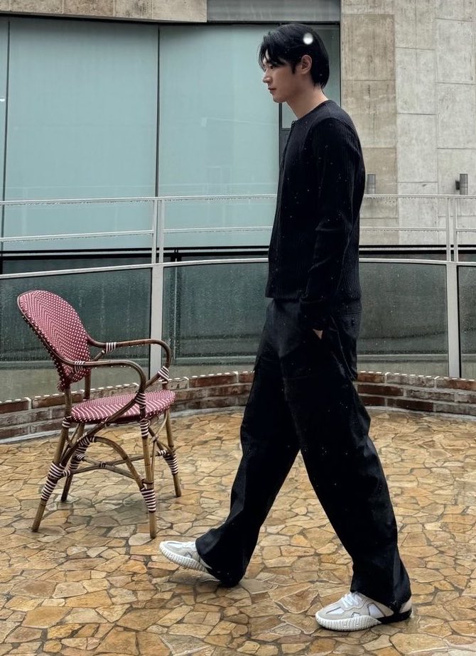 scpp2806's tweet photo. 8살연하 만나는법: 외모 https://t.co/KxTuoerqna