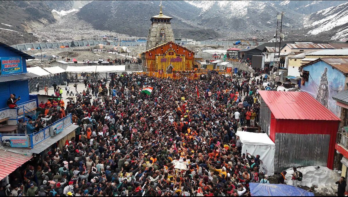ysbasera's tweet photo. “जय बाबा केदार”

विश्व प्रसिद्ध श्री केदारनाथ धाम के कपाट आज प्रातः संपूर्ण विधि विधान एवं वैदिक मंत्रोच्चार के साथ श्रद्धालुओं के लिए खोल दिए गए।

द्वादश ज्योतिर्लिंग में से एक श्री केदारनाथ ज्योतिर्लिंग के कपाट खुलने पर श्रद्धालुओं को हार्दिक बधाई एवं शुभकामनाएँ #kedarnath🙏🚩 https://t.co/buyWTs7rRb