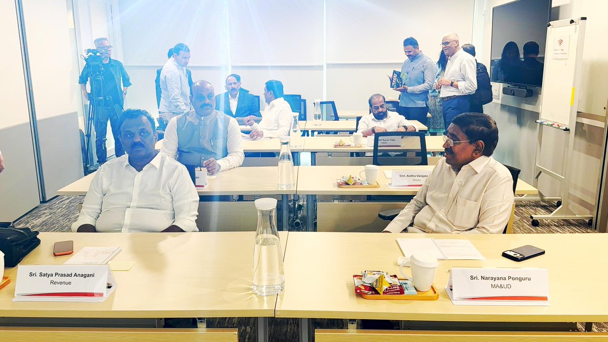 satyakumar_y's tweet photo. సింగపూర్ పర్యటనలో భాగంగా రెండో రోజు SCE (Singapore Cooperation Enterprise)లో జరిగిన కీలక సమావేశాల్లో సహచర మంత్రులతో కలిసి పాల్గొన్నాను. సింగపూర్ మాజీ సివిల్ సర్వీస్ హెడ్ మిస్టర్ పీటర్ హో నేతృత్వంలో జరిగిన "Whole-of-Government Approach" సెషన్‌లో పాల్గొన్నాము. ప్రభుత్వంలోని అన్ని విభాగాలు సమన్వయంతో ఒకే లక్ష్యం కోసం ఎలా పని చేయాలి, సంక్లిష్ట పరిస్థితుల్లో నాయకత్వం ఎలా ఉండాలి అనే అంశాలపై అధ్యయనం చేశాము.
#SingaporeVisit #WholeOfGovernment #Leadership #Governance #APDevelopment @BJP4Andhra