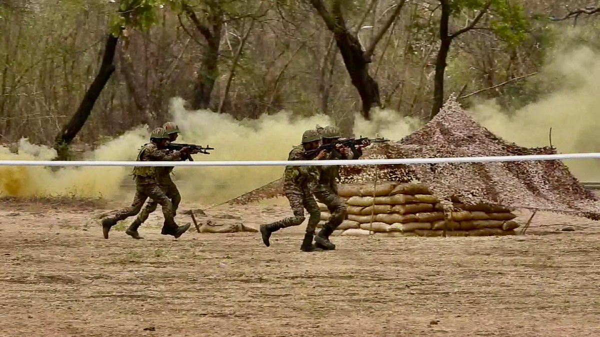 magnardiaries's tweet image. General Officer Commanding-in-Chief, #SouthernCommand visited #Sagar Military Station and reviewed the operational readiness of #ShahbazDivision and tech-enabled training initiatives for #Agniveers at the MAHAR Regimental Centre (MRC).