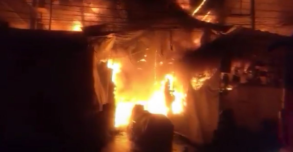 XEMedica's tweet photo. Urgente: se extiende el incendio en la merced ahora al mercado de Sonora.
Hay al momento 3 bomberos lesionados por explosiones de pirotecnia.
Se solicita apoyo de pipas. https://t.co/JZkjGP66VI