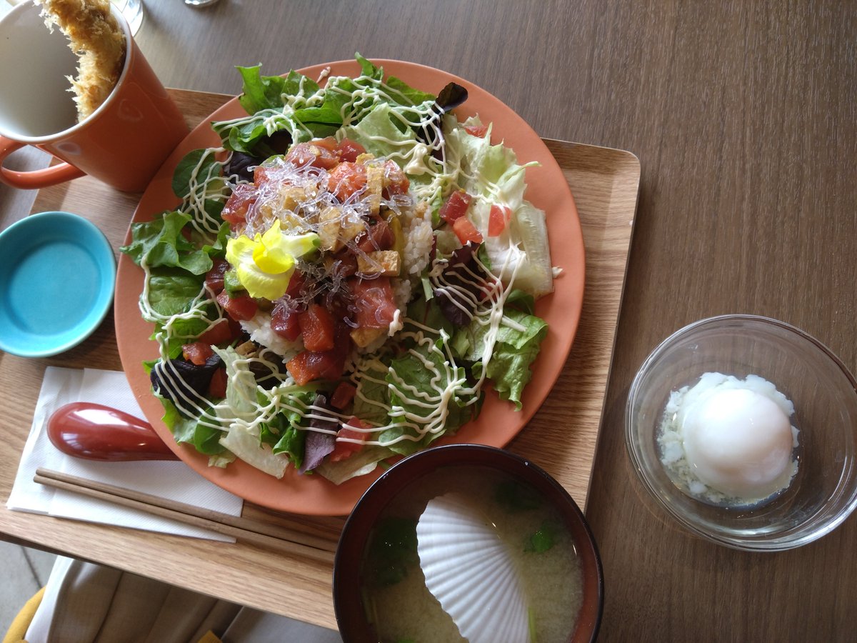 Dis_o_lve's tweet photo. 木更津の海鮮丼だあああああああ！！！！！！！_(:3」∠)_
左のアジフライはおかわり自由というすげぇシステム！！！！！しかも揚げたて提供！！！！！！！！海鮮丼と温玉丼とアジフライとお茶漬けとでご飯を最大に楽しむ感じが凄かった！！！！！！_(:3」∠)_

＃C7
＃リゼログ https://t.co/3K3rYT83Ib