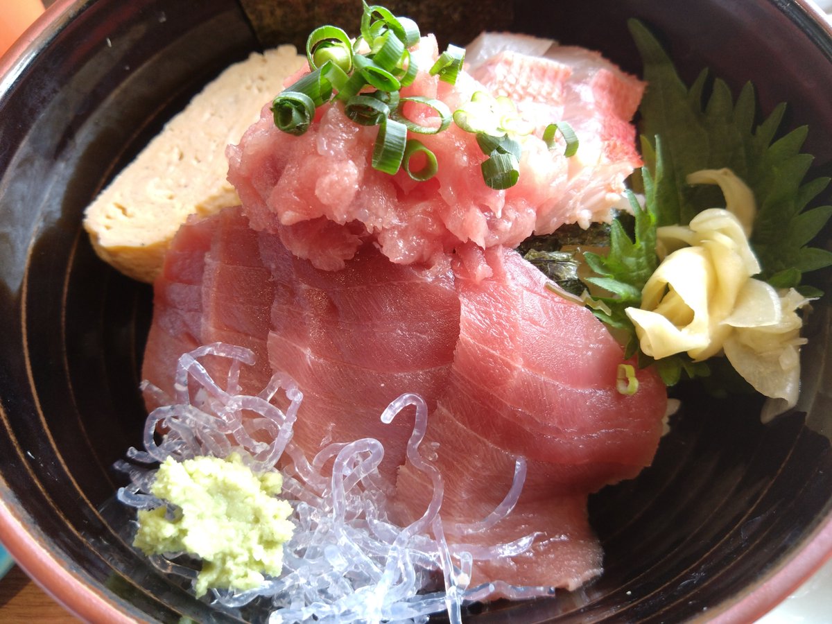 Dis_o_lve's tweet photo. 木更津の海鮮丼だあああああああ！！！！！！！_(:3」∠)_
左のアジフライはおかわり自由というすげぇシステム！！！！！しかも揚げたて提供！！！！！！！！海鮮丼と温玉丼とアジフライとお茶漬けとでご飯を最大に楽しむ感じが凄かった！！！！！！_(:3」∠)_

＃C7
＃リゼログ https://t.co/3K3rYT83Ib