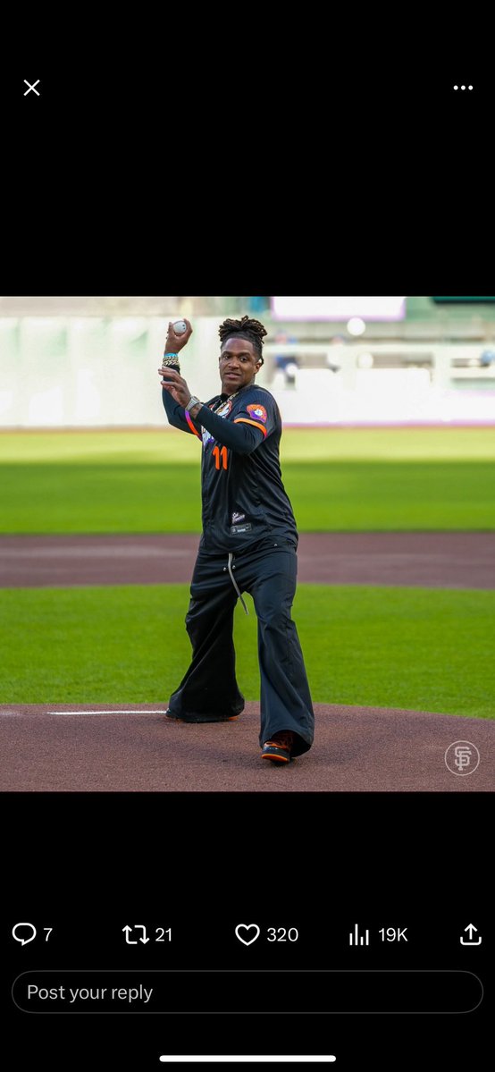 firstand49ers's tweet image. Demarcus Robinson threw out the 1st pitch at the giants game today in a #11 jersey 👀

Is #11 going to be his new number in 2026?

🎥: @sfgiants 

#49ers #FTTB