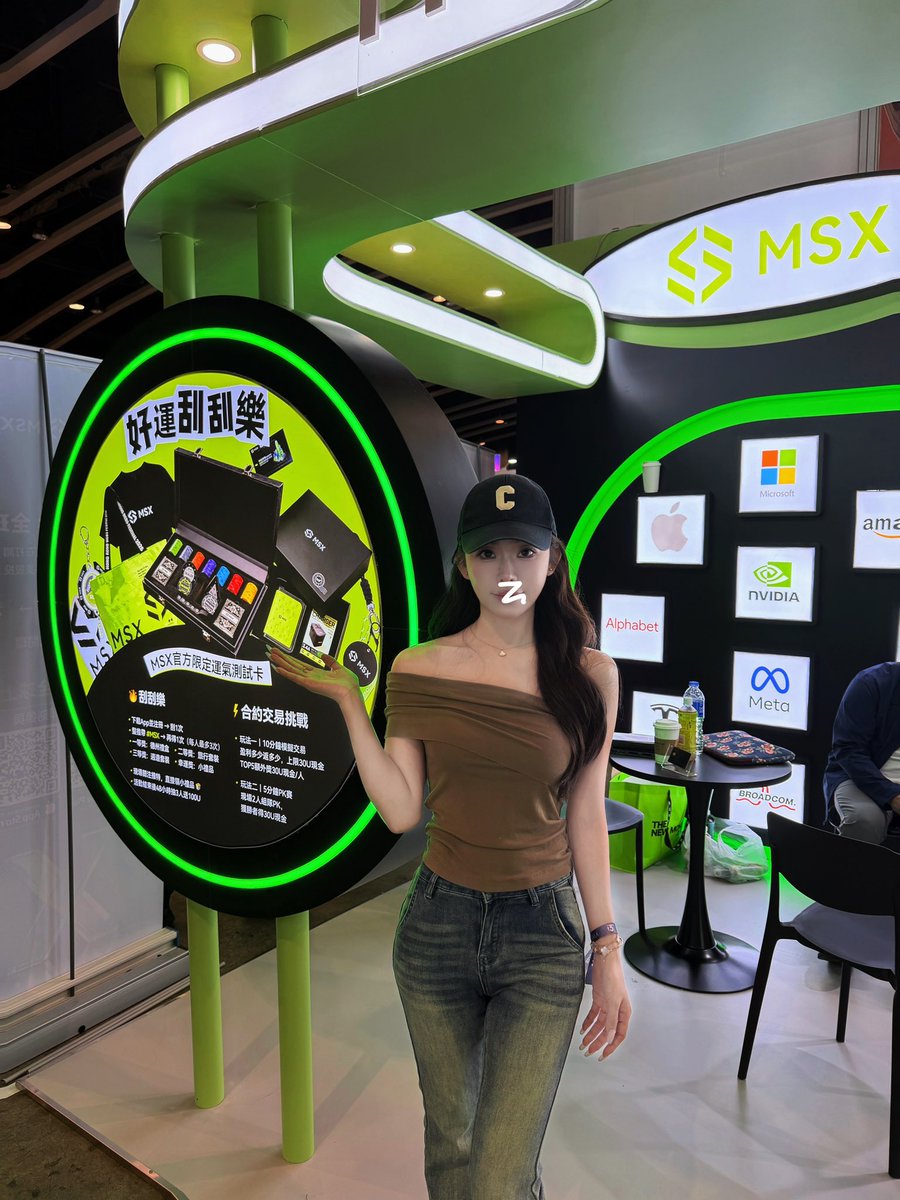 CryptoUnaa's tweet image. 嘉年华Day3，今天主会场有偶遇的吗？

快来麦通 @MSX_CN 领周边，抽大大大大奖！数量有限，先到先得！

听说今天偶遇景宝@Jing_MSX ，可以领一份销量德州周边，话说我们两的合照什么时候拍🤡

@BeliaSchoo91221 
@0xxsmart

#MSX #嘉年华