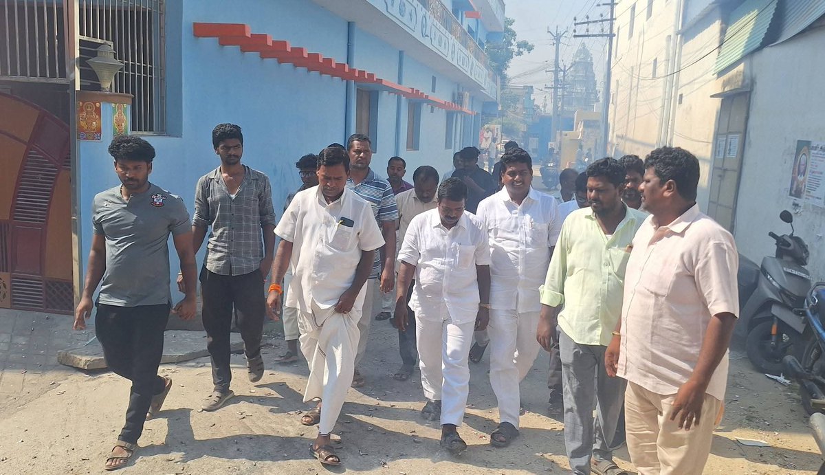 PMKSholinghur's tweet photo. சோளிங்கர் நகரத்தில் #விஜய் அவர்கள் காலமானார் என்பதை மிகுந்த துயரத்துடன் தெரிவித்துக் கொள்கிறோம்.

அவரது ஆன்மா சாந்தியடைய இறைவனை வேண்டிக் கொள்கிறோம்.
அவரை இழந்து துயரத்தில் உள்ள குடும்பத்தினருக்கு எங்கள் ஆழ்ந்த இரங்கல்கள் தெரிவித்துக் கொள்கின்றேன்... https://t.co/hAjGWuGcl1