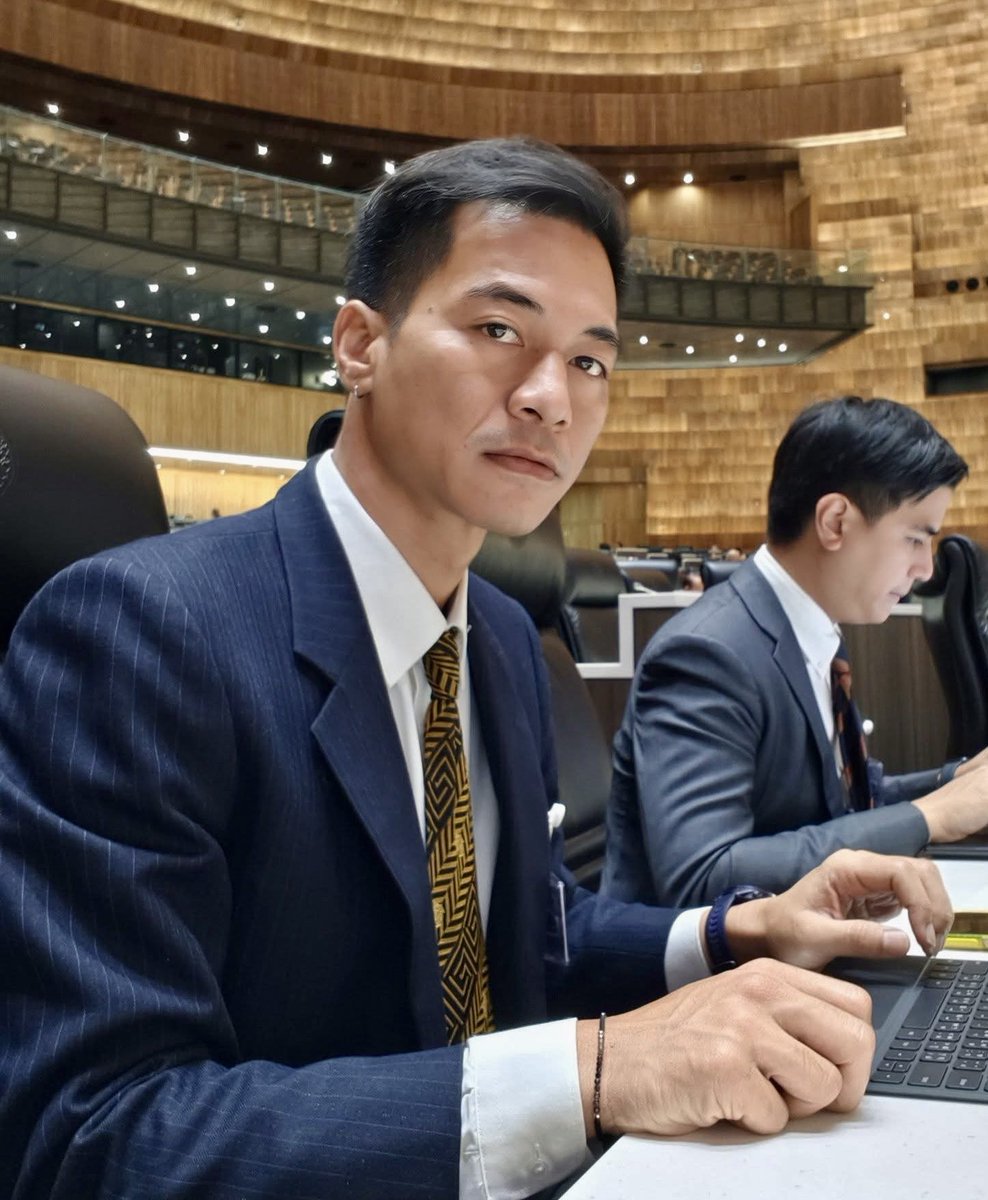 ราคาสินค้าทางการเกษตรตกต่ำ ถูกหยิบขึ้นมาเป็นประเด็นในการอภิปราย ในที่ประชุมสภา 22 เมษายน 29 

ผมไม่ได้อภิปรายในวันนี้ 

แต่ได้ฝากเพื่อนๆ สส. พูดถึงประเด็น ’ปัญหาของผู้เลี้ยงโคนมและปัญหาน้ำนมดิบล้นตลาด ‘ ไปแล้ว 

ส่วนเรื่องพืชผลทางการเกษตรอื่นๆ ก็มีเพื่อนๆเตรียมอภิปรายเช่นกันครับ