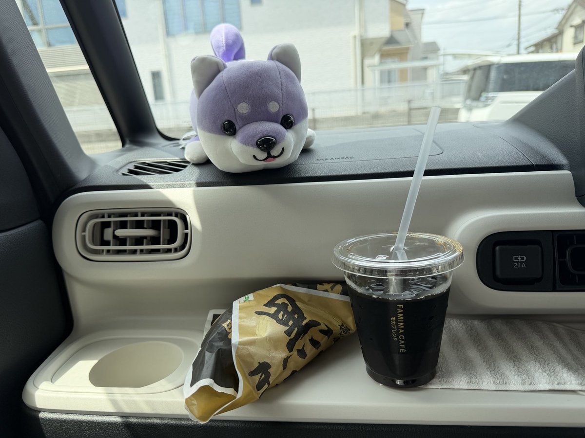 mioka31's tweet photo. 愛車キャンバス🚗
12ヶ月点検で「バッテリー充電不足」と言われて反省💦

最近あまり乗れてなかったな…

今日はお昼休憩に駐車場でエンジンかけながら☕️

こういう時間、なんか落ち着く☺️
ちゃんと乗ってあげよう✨

#愛車キャンバス #ダイハツキャンバス #車時間 #ファミマカフェ #お昼休憩 https://t.co/s6H63IC2cz