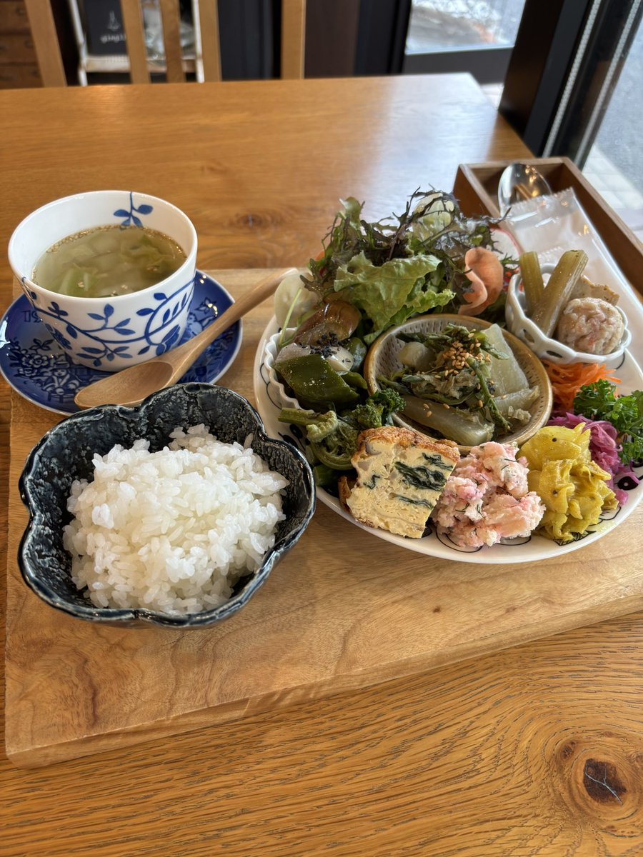 kitsukame3's tweet photo. 本日のランチ𓏸︎︎︎︎𓈒 𓂃🥬🥕🍅🥦
夕方からは雨予報ですね…☂️
#県産野菜たっぷりプレート
#Gingila
#熊本_水前寺 https://t.co/VfvUcySfmE